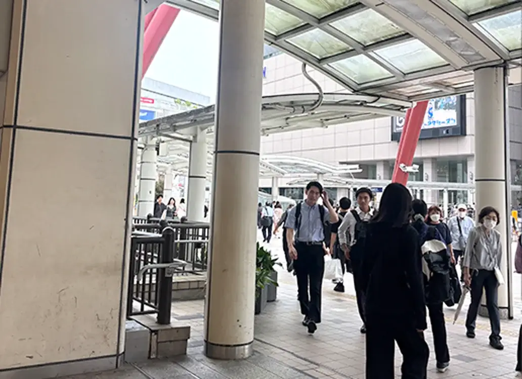 北口を出たら左手に進みます。 