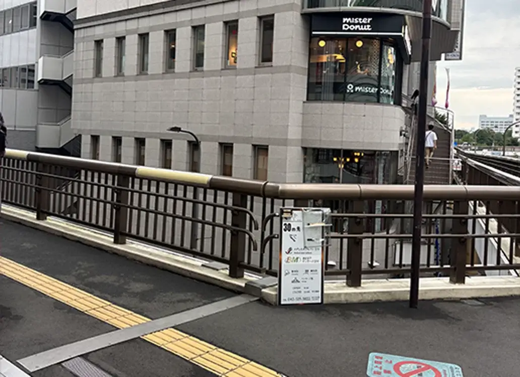 角を左に曲がります。